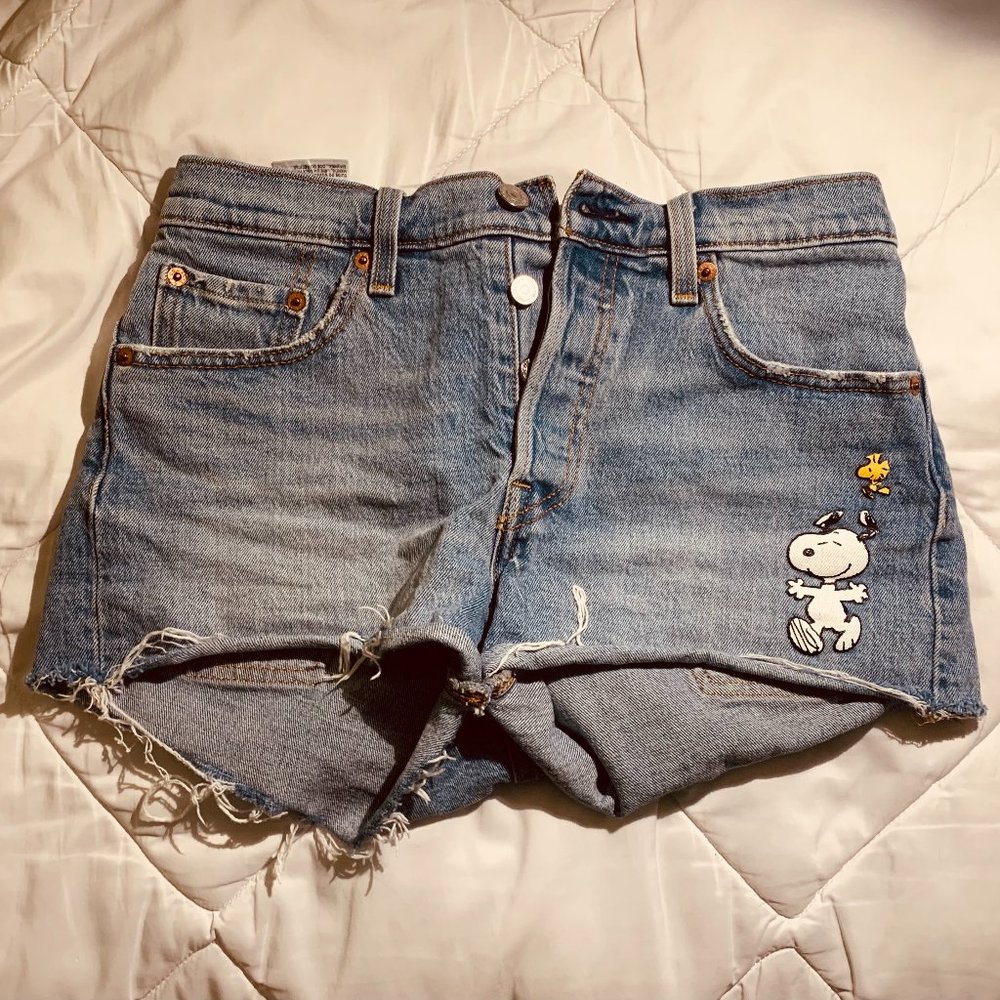 LEVI'S "PEANUTS" VINTAGE JEAN SHORTS (w/ free gift!)